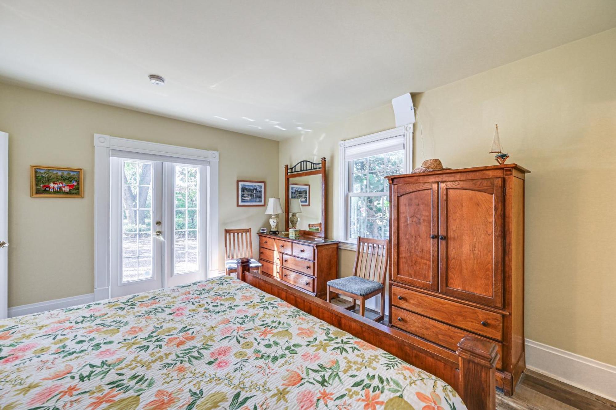 Holiday home 1 Block To - With Pool In Old Naples!