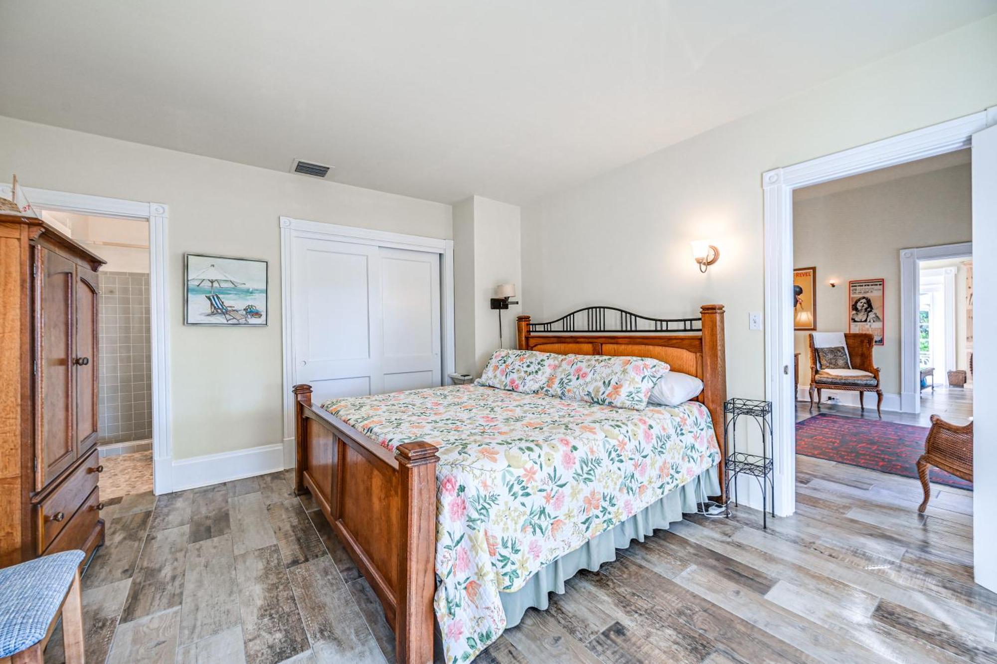 Holiday home 1 Block To - With Pool In Old Naples! *