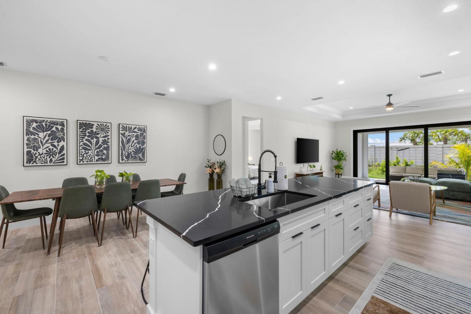 Villa Stunning Escape Near And Pickleball Courts *