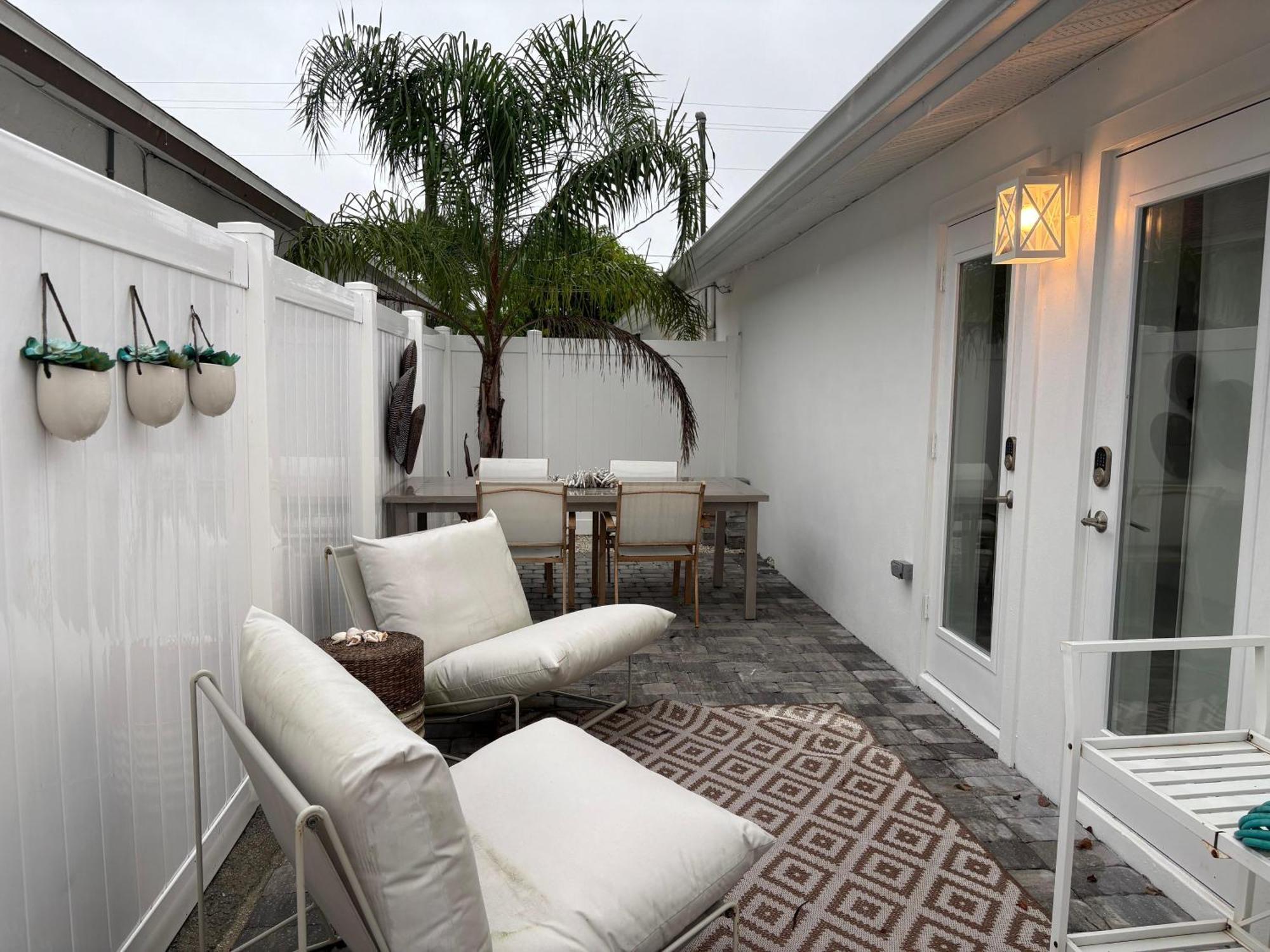 Holiday home 102nd Ave. 5 Bedroom 4 Bath Salt Water Pool Private Yard Walk To Mercato_pickleball Championships Naples
