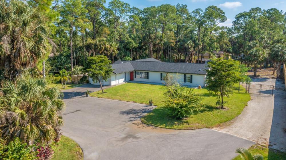 Beautiful In With Huge Private Pool Holiday home Naples