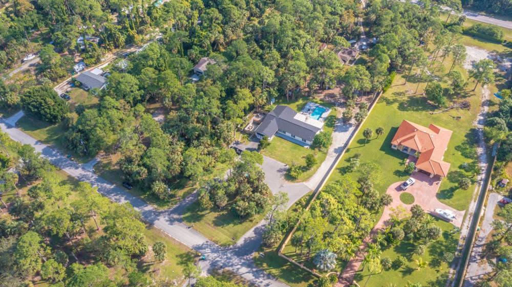 Beautiful In With Huge Private Pool Holiday home *