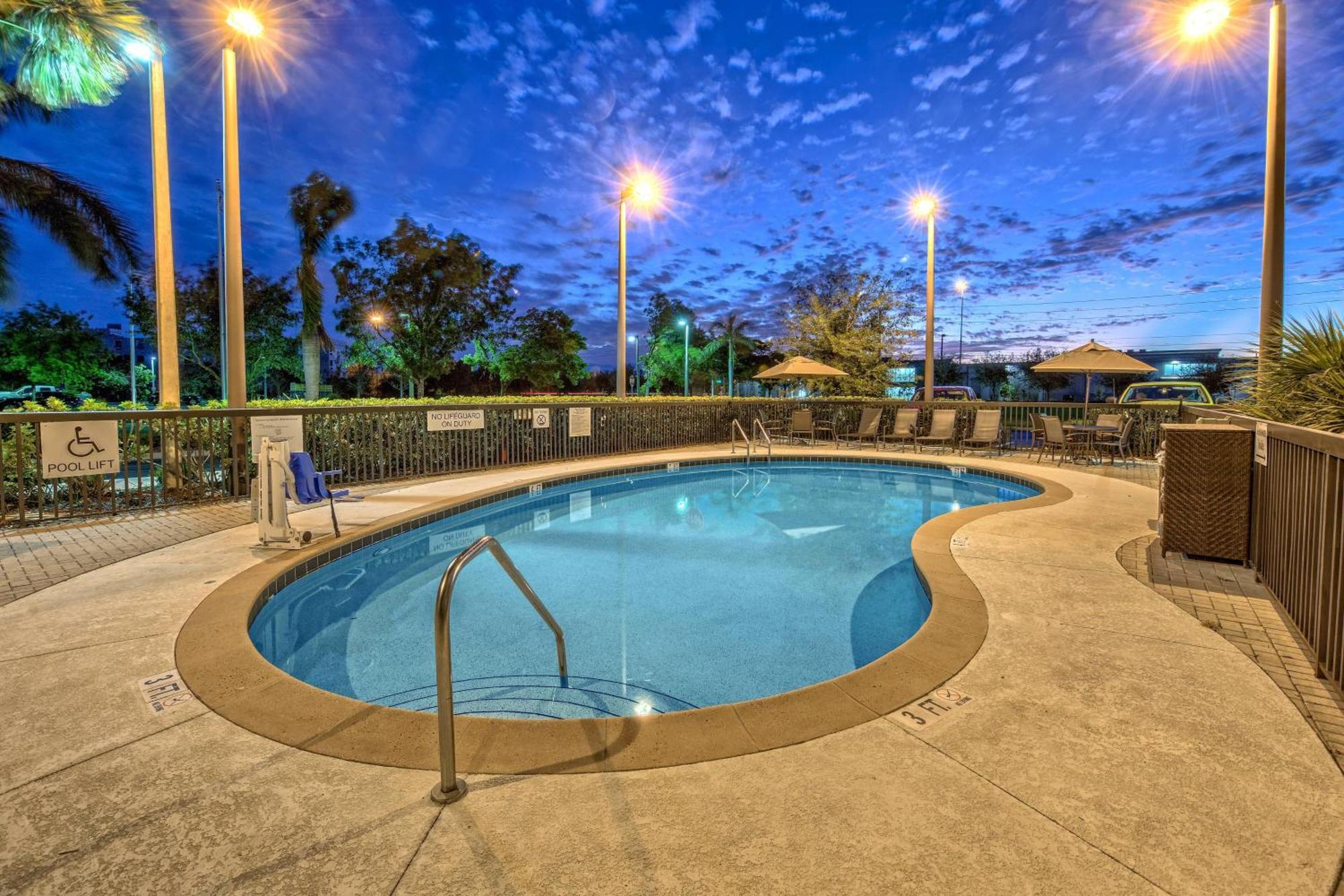 Hotel Fairfield And By Marriott