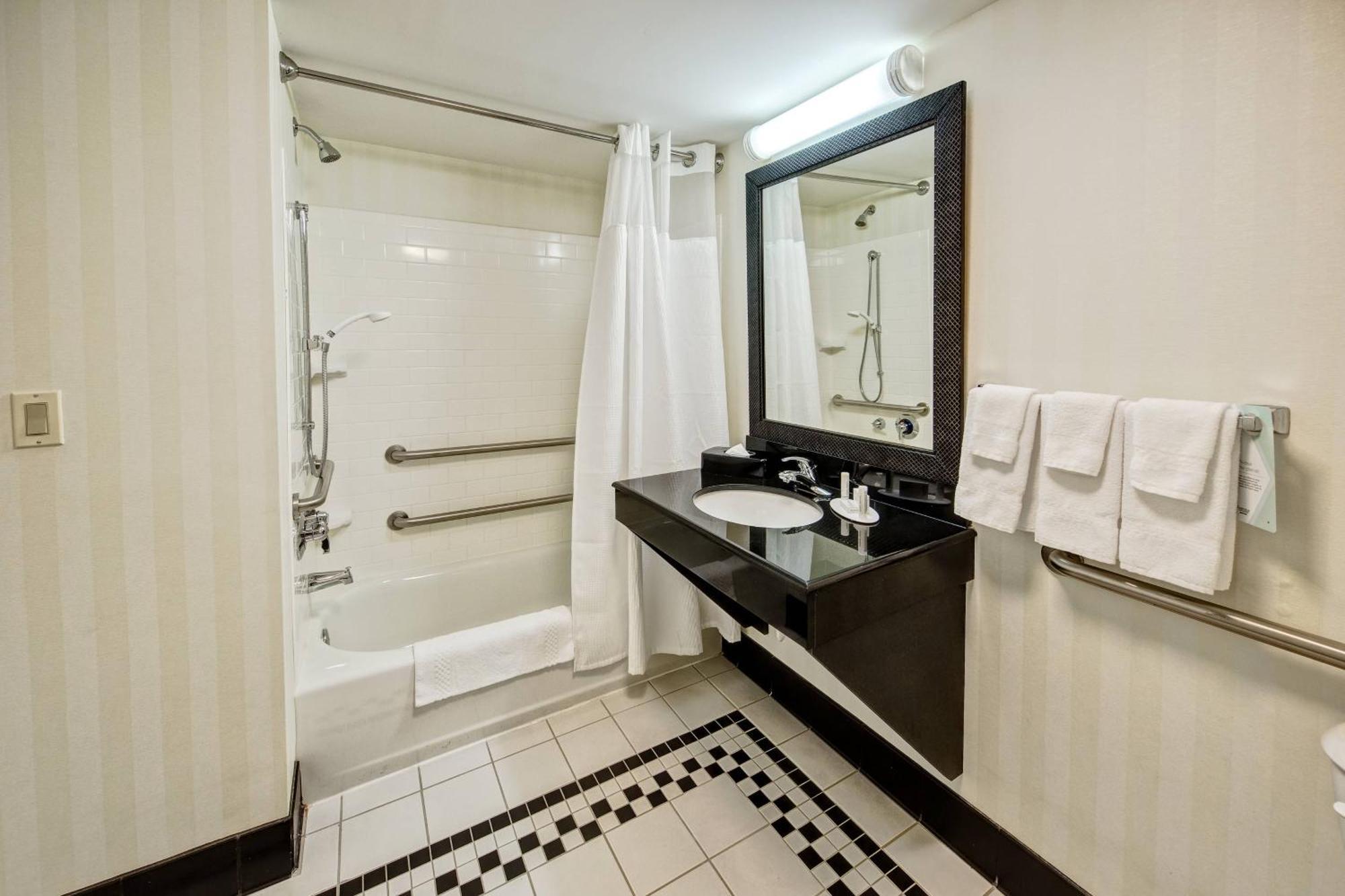 Hotel Fairfield And By Marriott