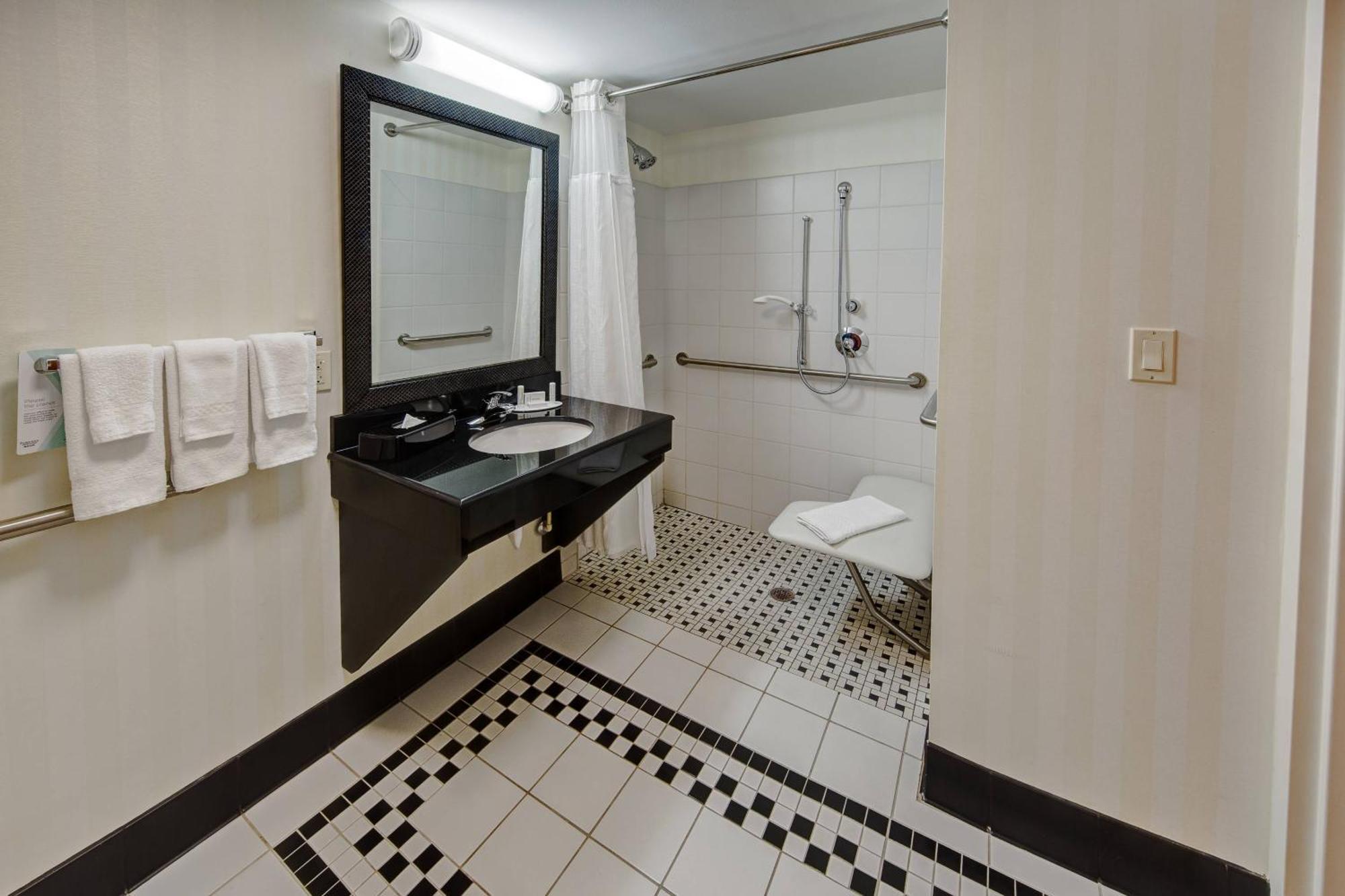 Hotel Fairfield And By Marriott 3*