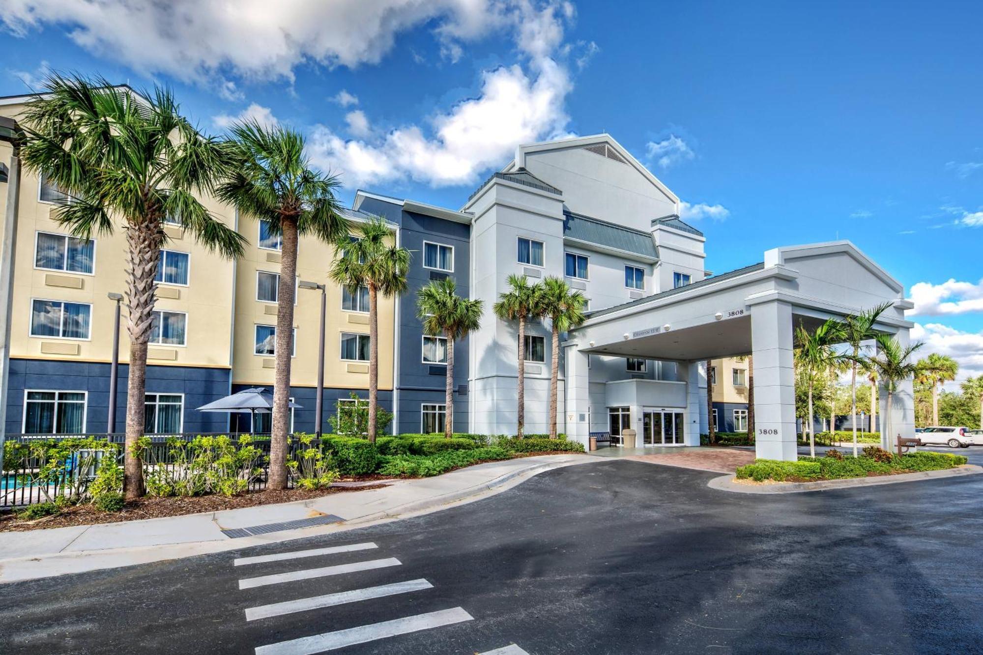 Hotel Fairfield And By Marriott Naples