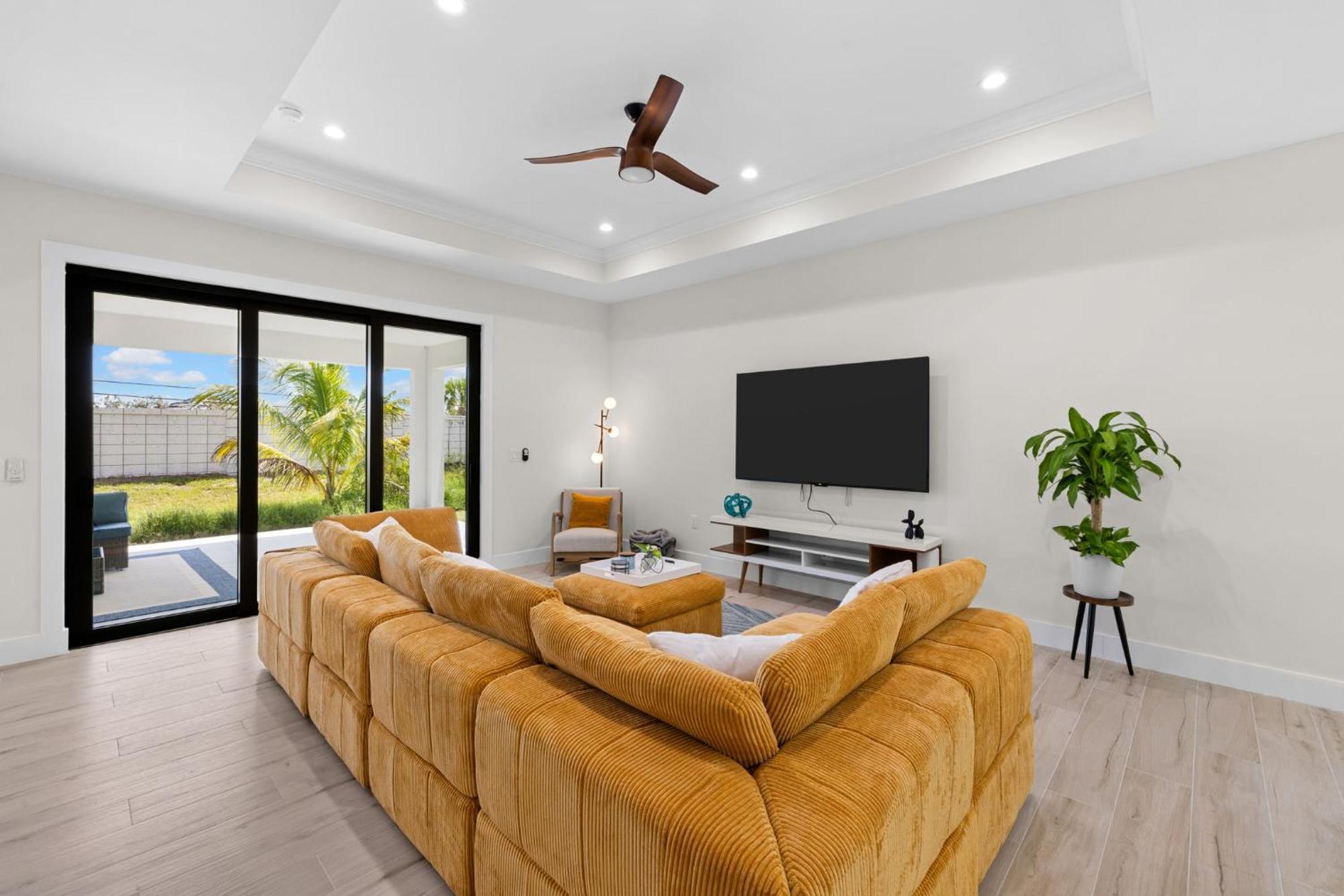 Colorful Retreat Near And Pickleball Courts Villa