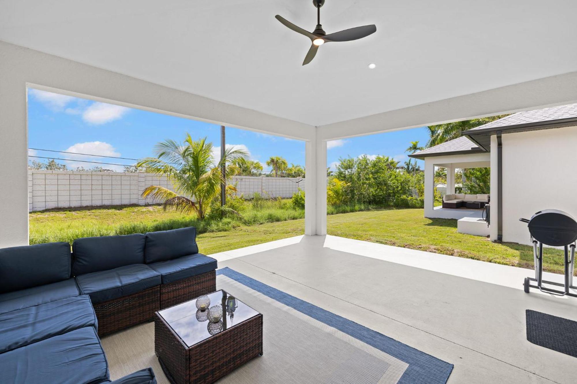 Villa Colorful Retreat Near And Pickleball Courts