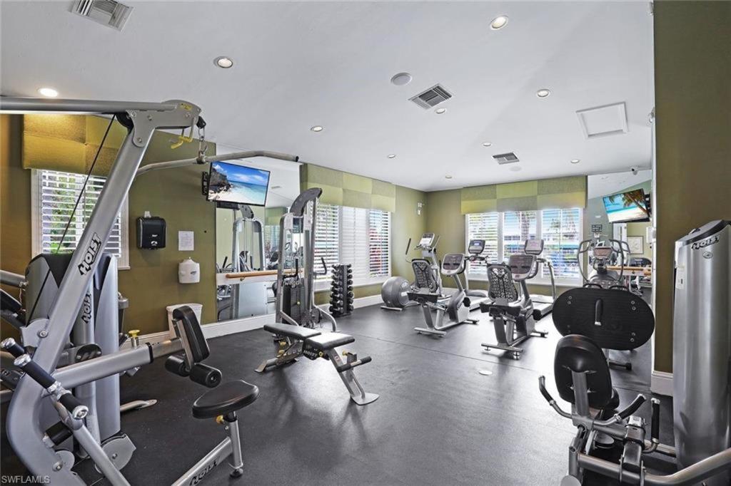 Spacious 2 Bedroom Lely Fl Naples
