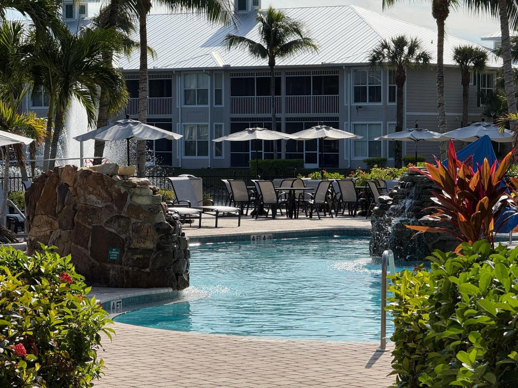 Spacious 2 Bedroom Lely Fl Apartment
