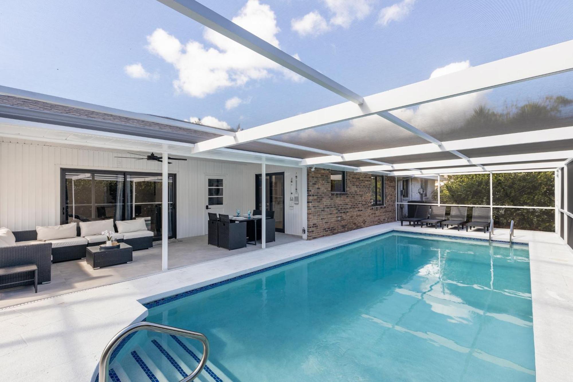 Spacious 4br Getaway Near With Pool & Bbq Holiday home *