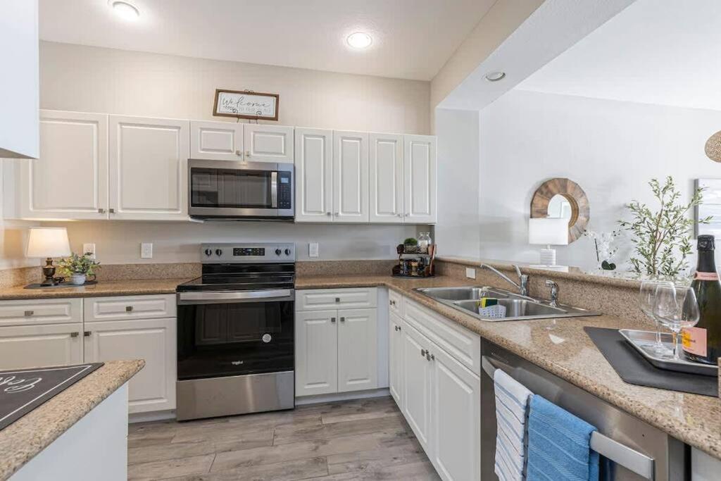 Rare New 2 Bed 2 Bath Golf View In Apartment *