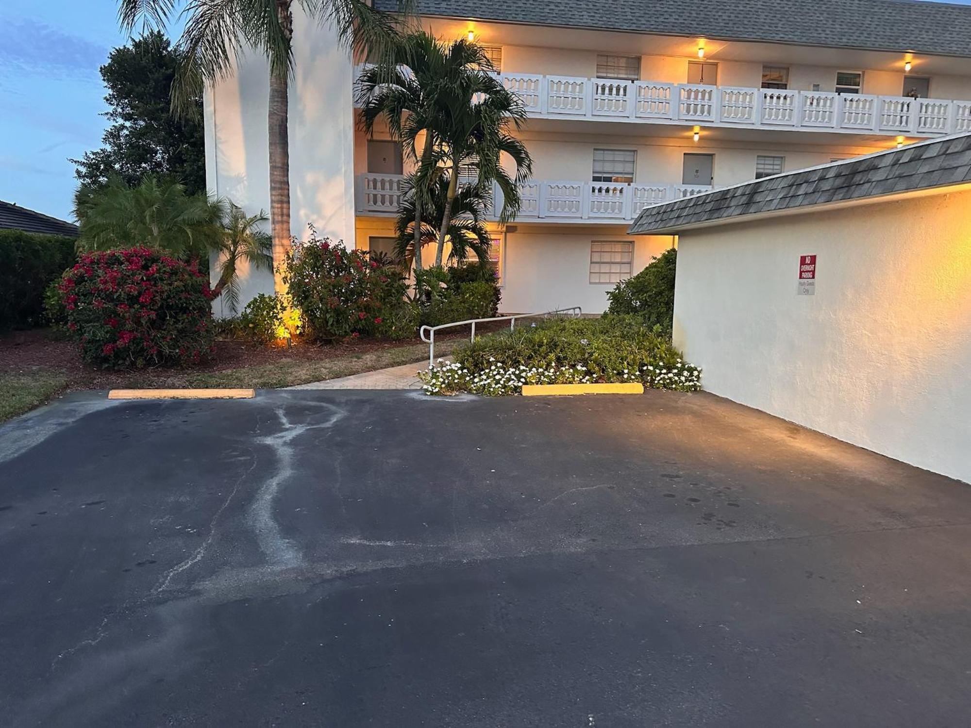 Stunning 2-bd Naples, 55+, Pool, Chickee, Golf Aparthotel