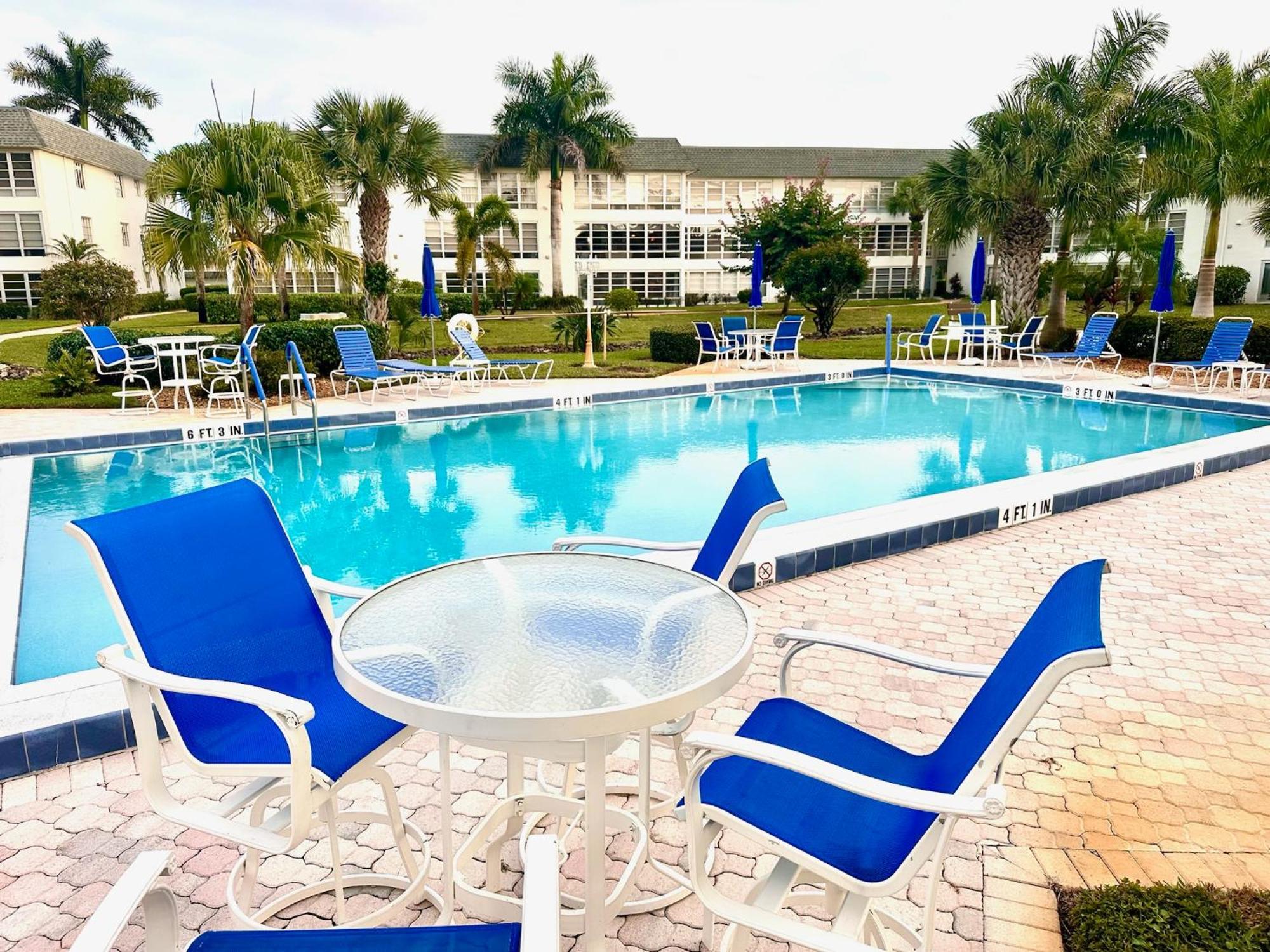Stunning 2-bd Naples, 55+, Pool, Chickee, Golf Naples