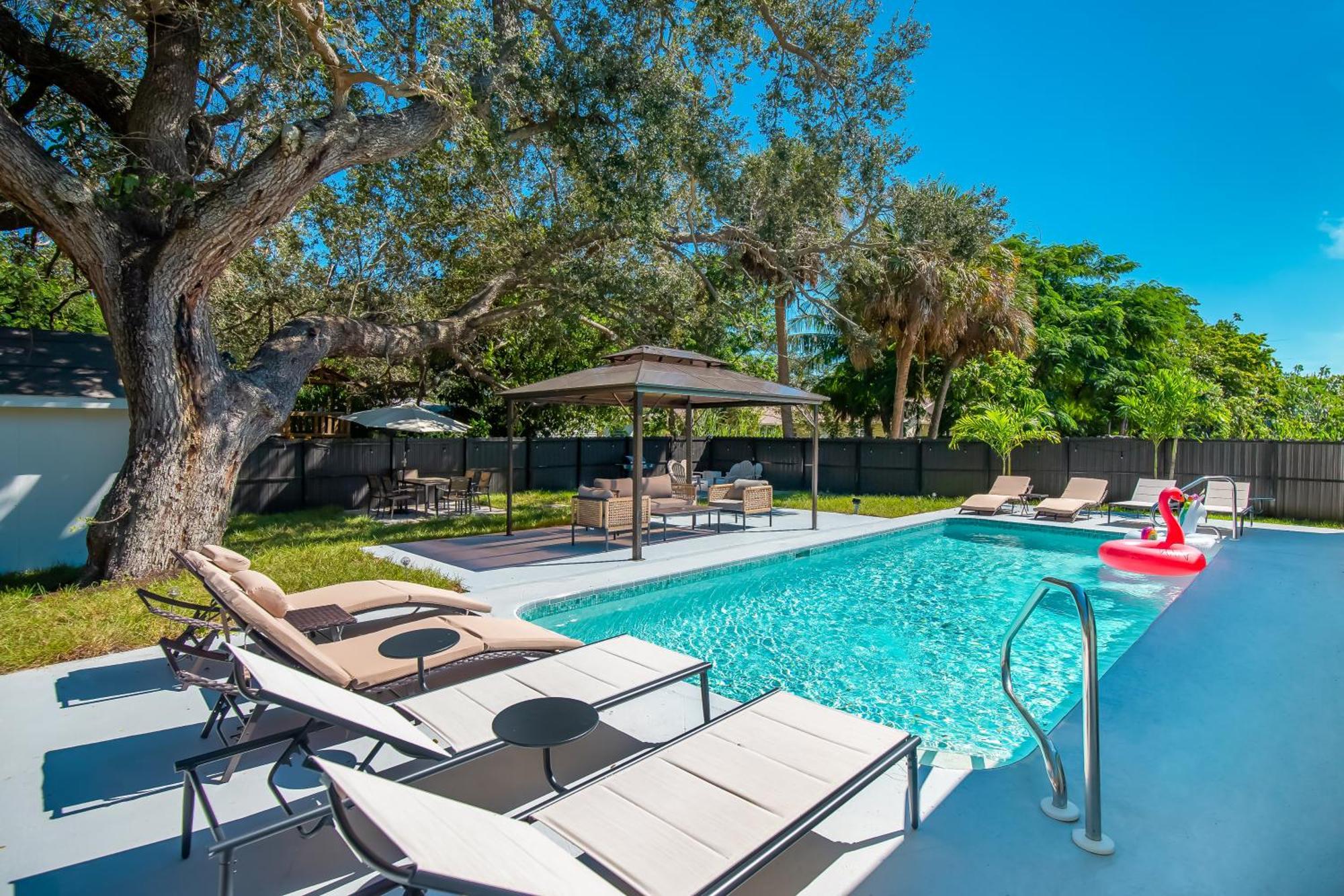 6 Bedrooms, Two Villas, Heated Pool, 2mil To Downtown *