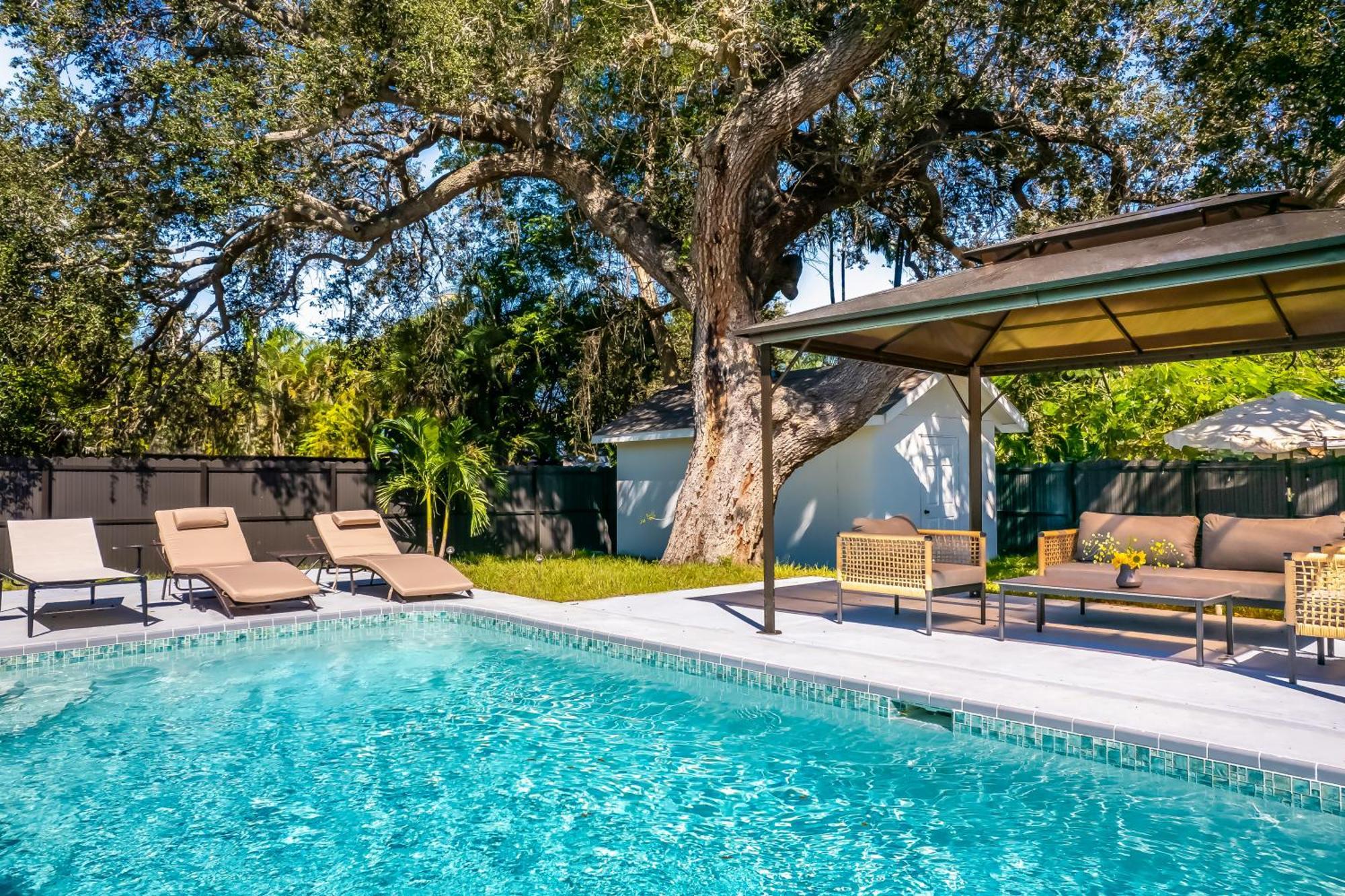 6 Bedrooms, Two Villas, Heated Pool, 2mil To Downtown Naples