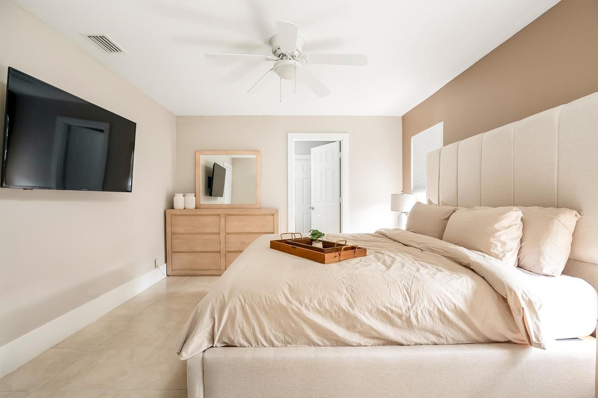 6 Bedrooms, Two Villas, Heated Pool, 2mil To Downtown Holiday home Naples