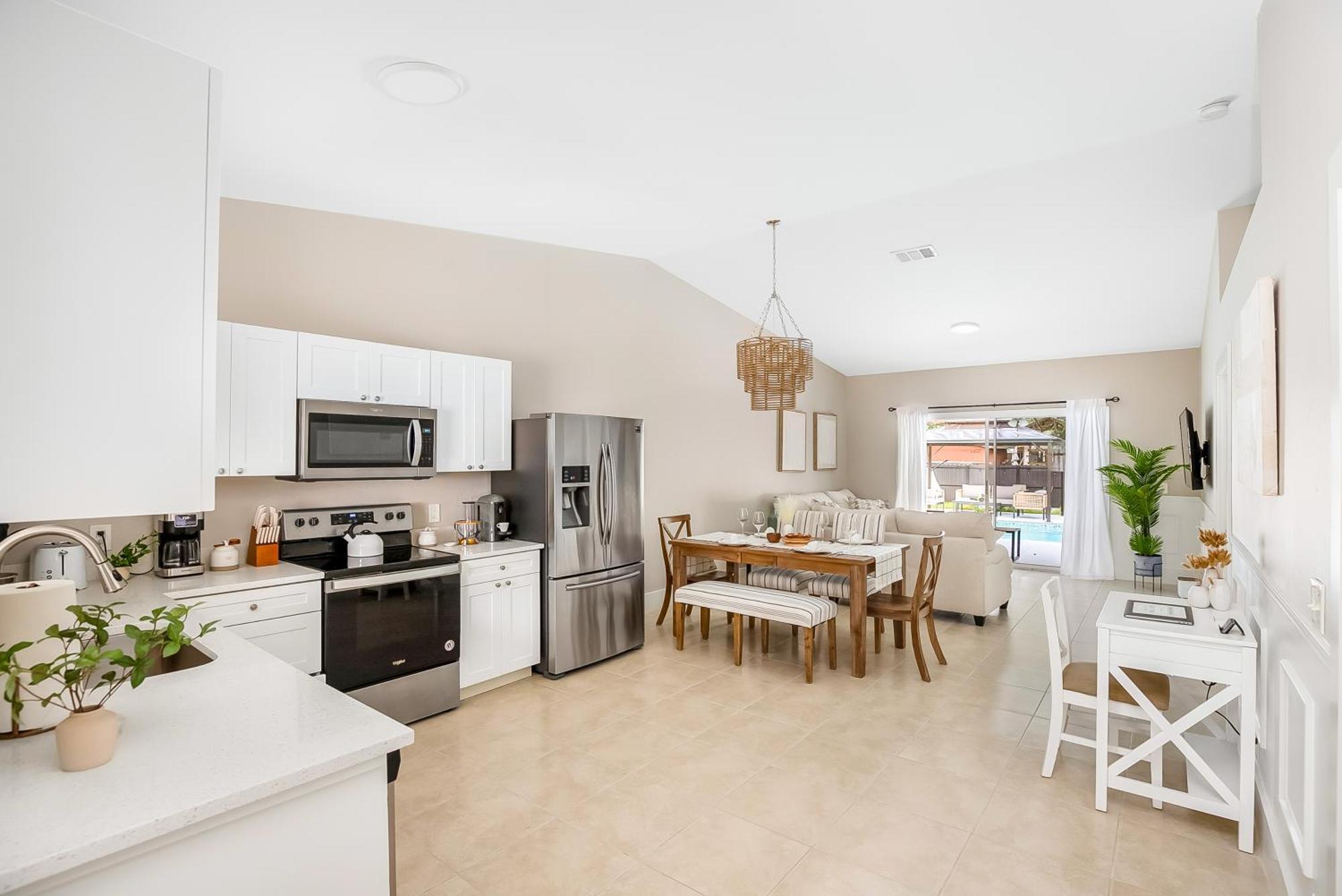 6 Bedrooms, Two Villas, Heated Pool, 2mil To Downtown *