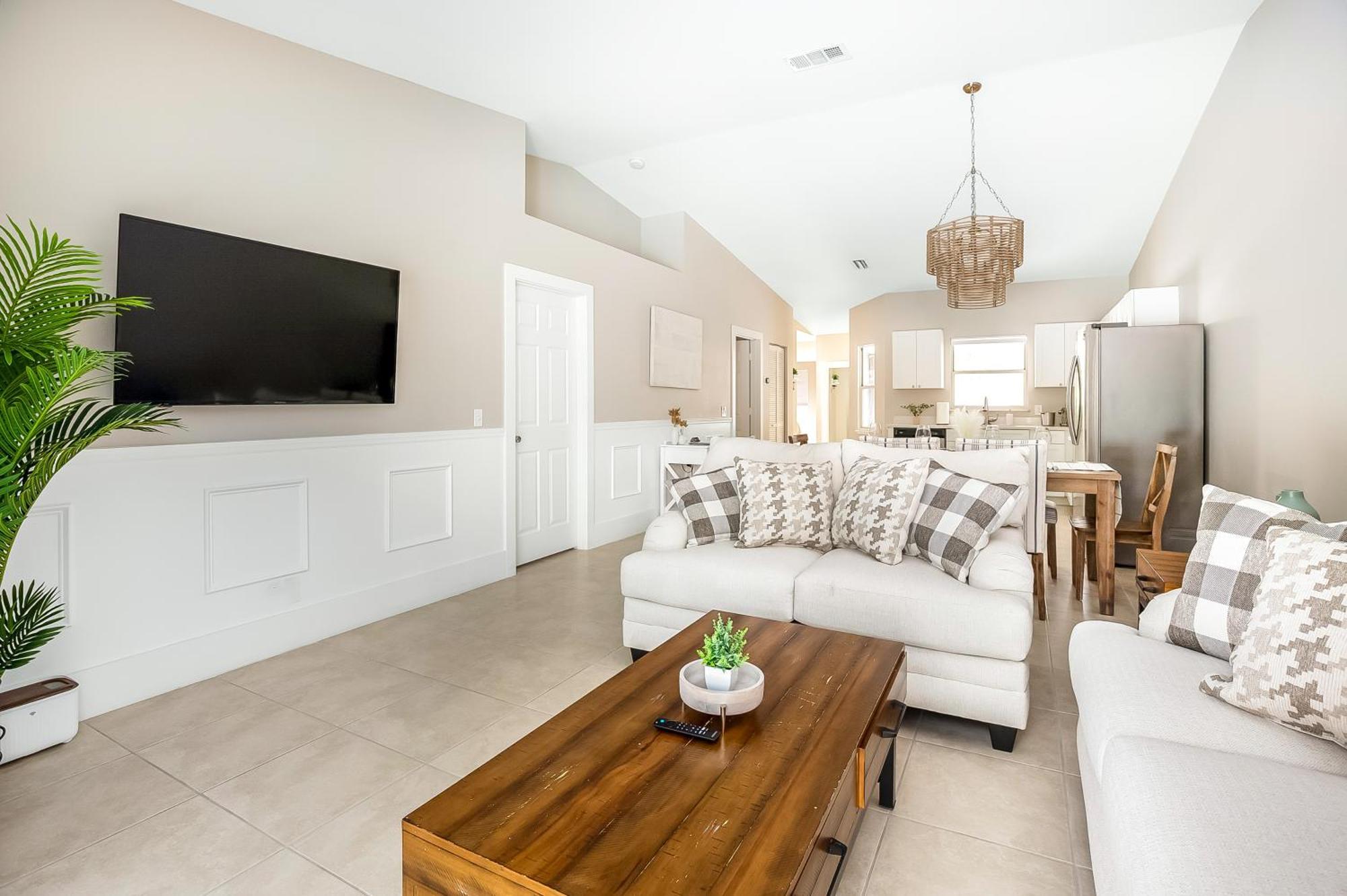 6 Bedrooms, Two Villas, Heated Pool, 2mil To Downtown