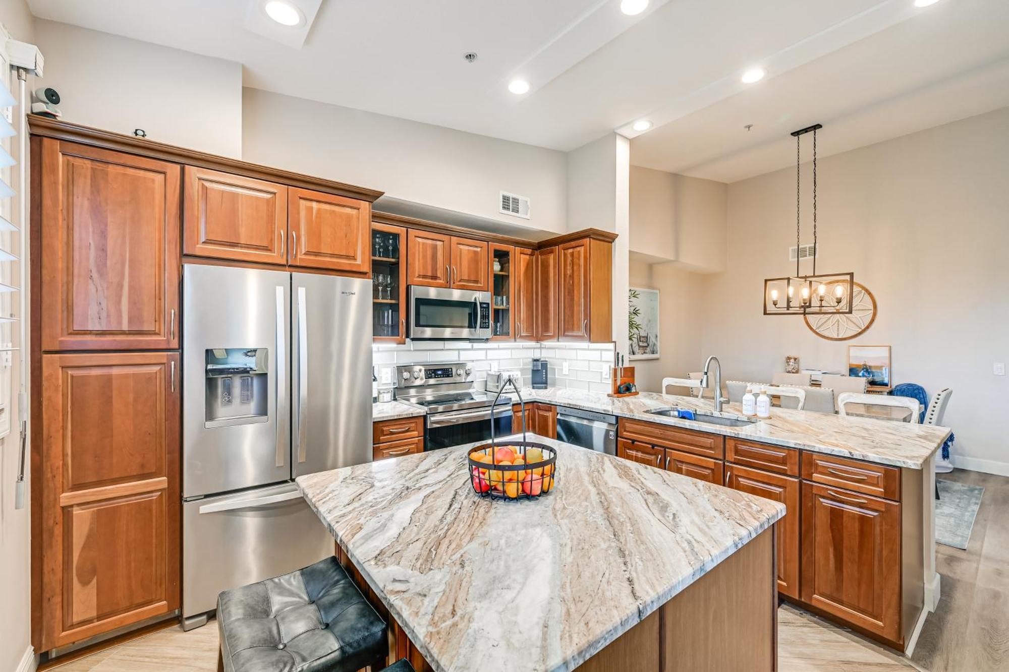 Elegant With Golf View And Community Pool