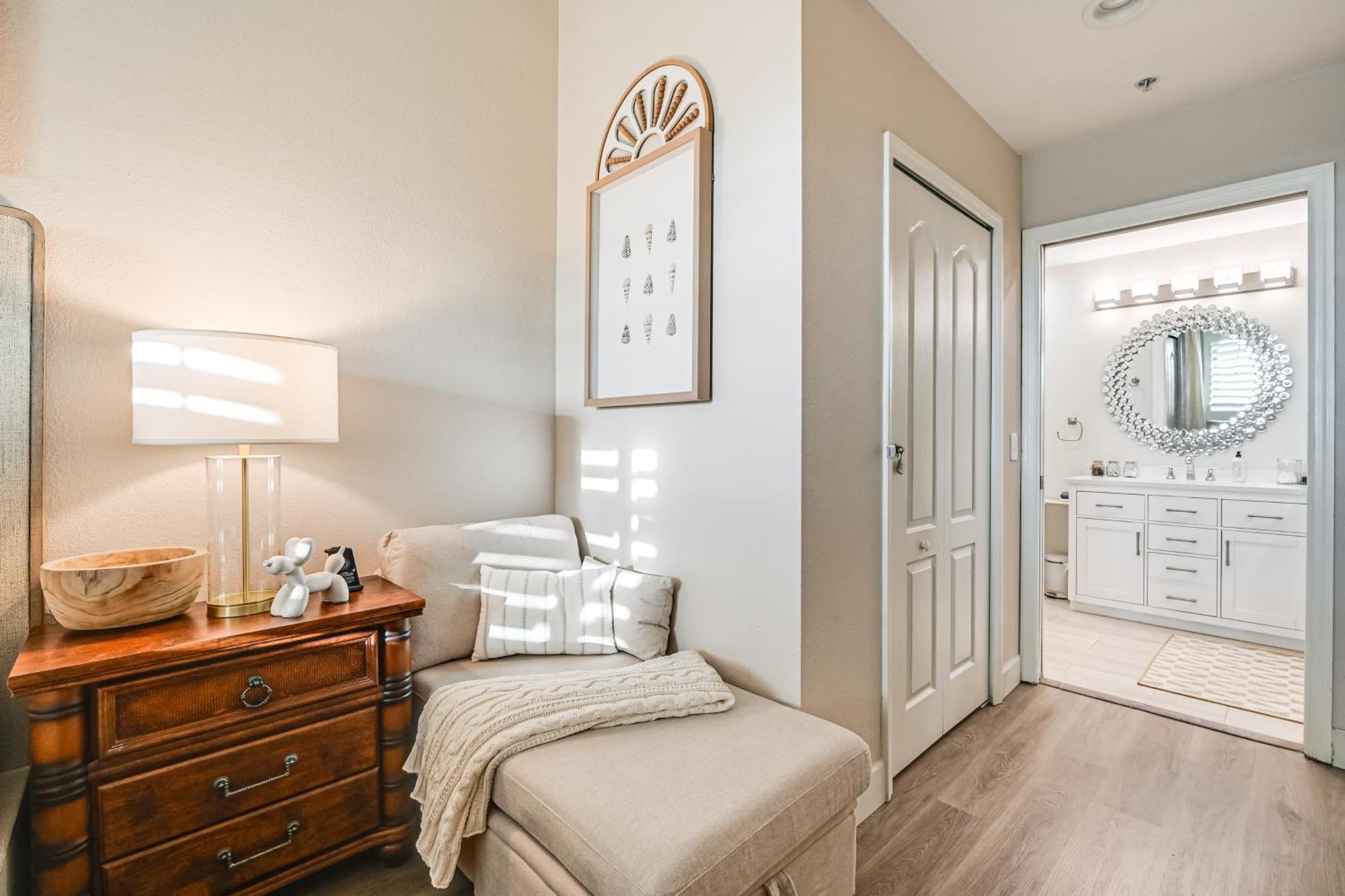 Elegant With Golf View And Community Pool Apartment