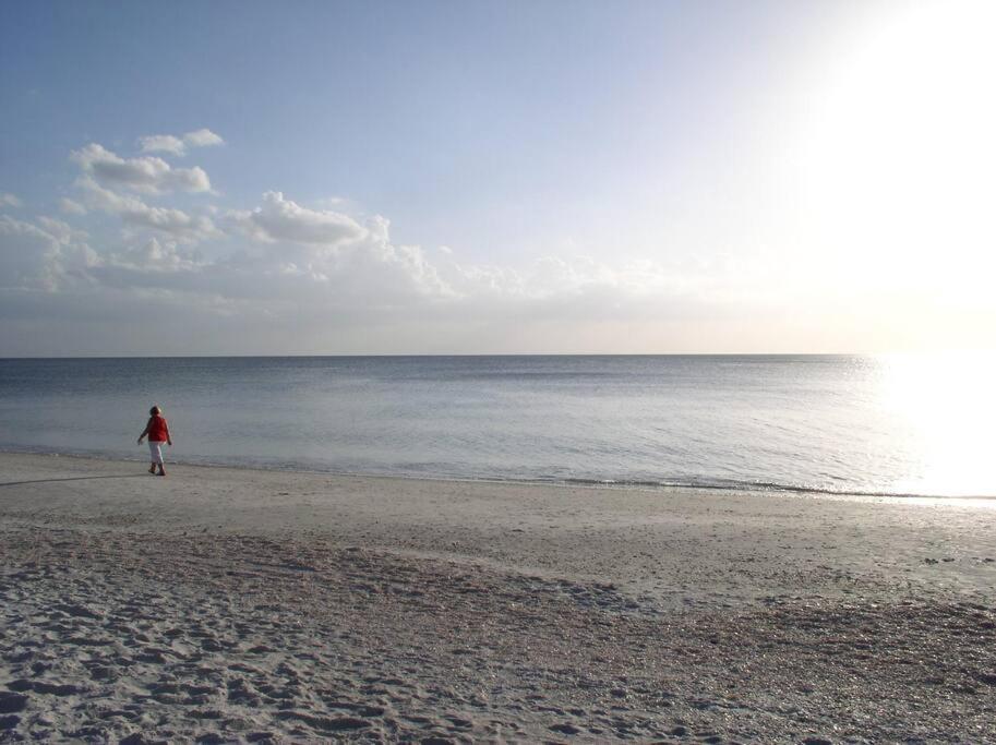 Bike To Beach! Walk To Gomez Tennis Academy Holiday home Naples