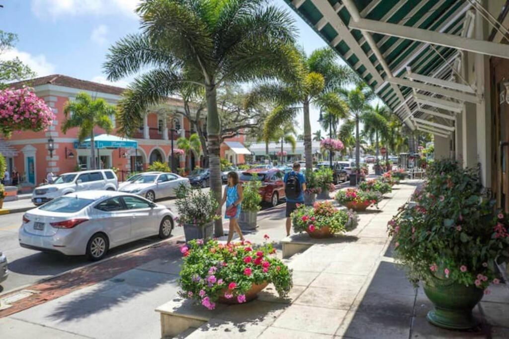 Bike To Beach! Walk To Gomez Tennis Academy Holiday home *