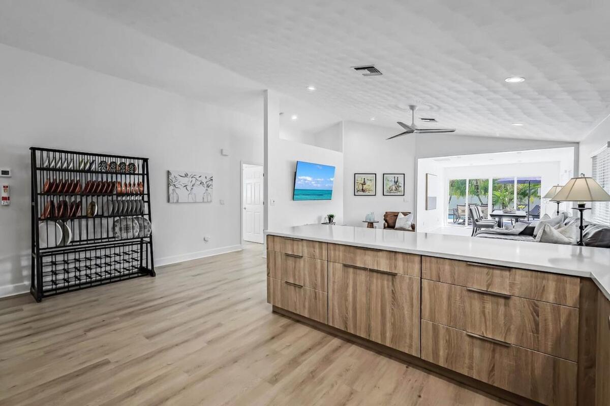 Villa Huge Game Room-near Vanderbilt Beach-new Pool-pets