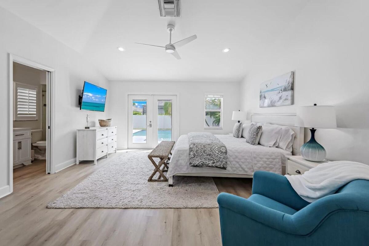Huge Game Room-near Vanderbilt Beach-new Pool-pets *