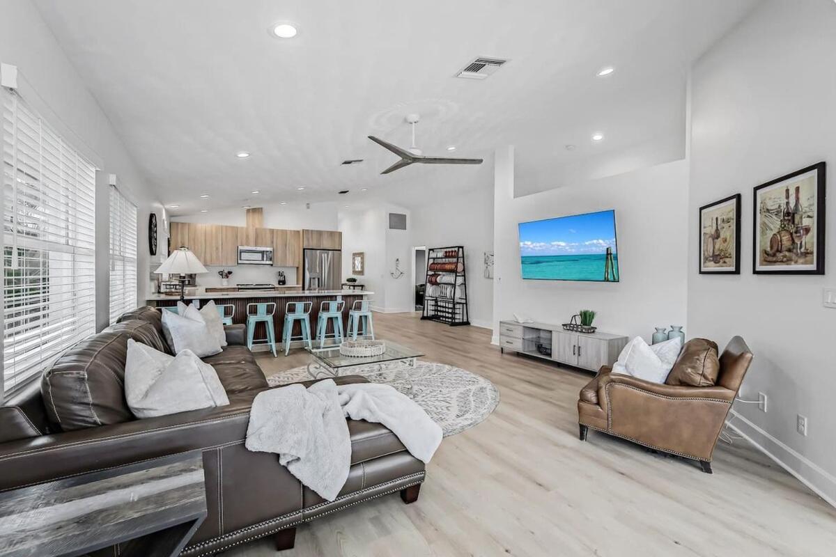 Huge Game Room-near Vanderbilt Beach-new Pool-pets Villa
