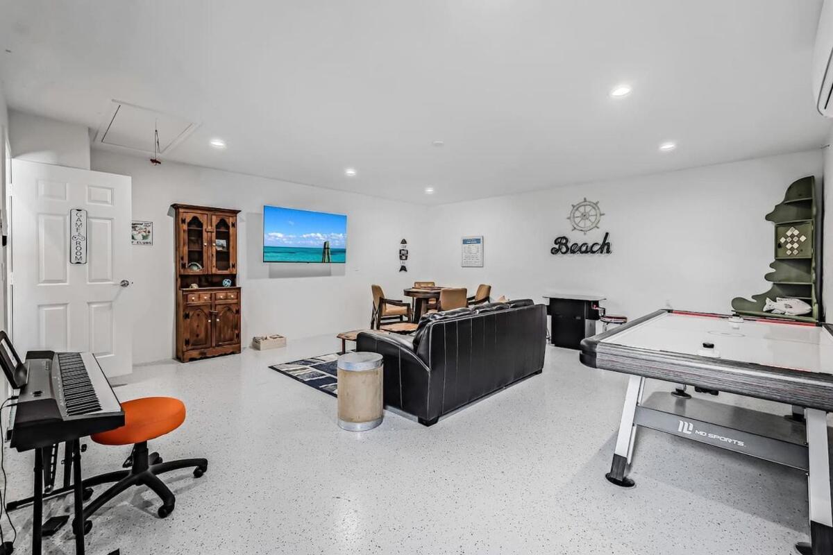 Villa Huge Game Room-near Vanderbilt Beach-new Pool-pets