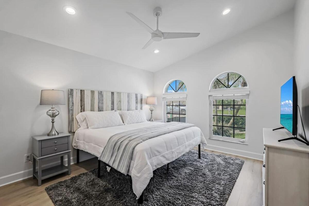 Huge Game Room-near Vanderbilt Beach-new Pool-pets Villa *