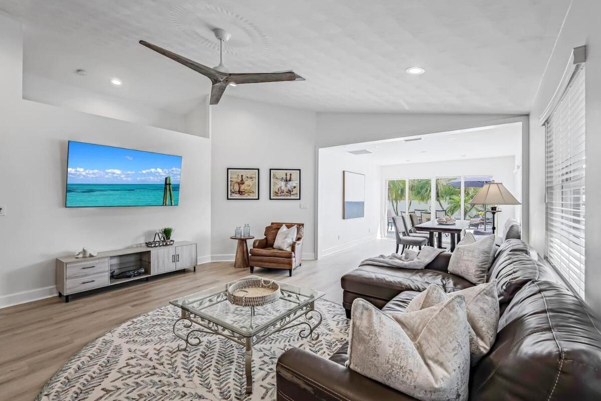 Huge Game Room-near Vanderbilt Beach-new Pool-pets