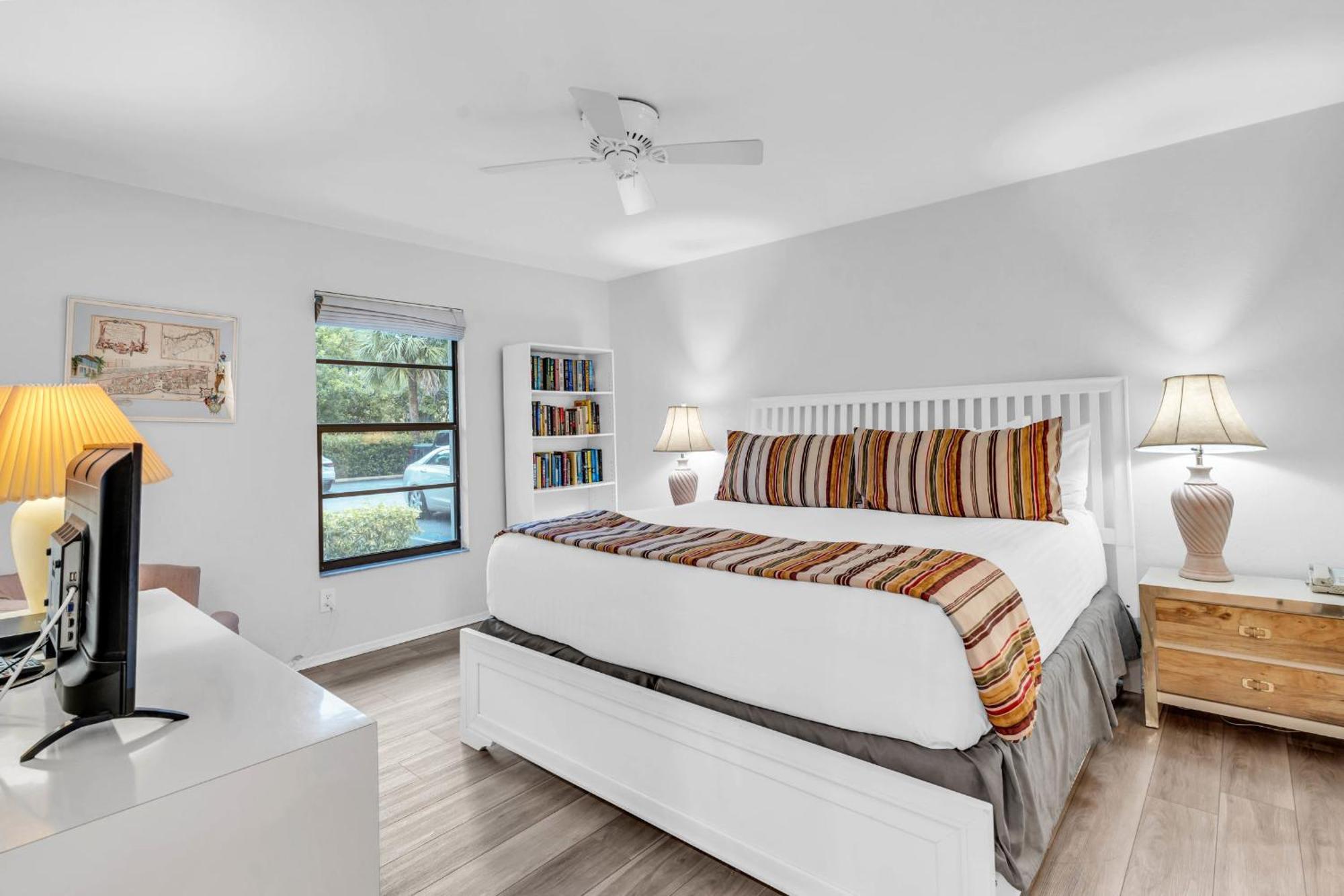 First Floor - Quick Walk To Amenities * Naples