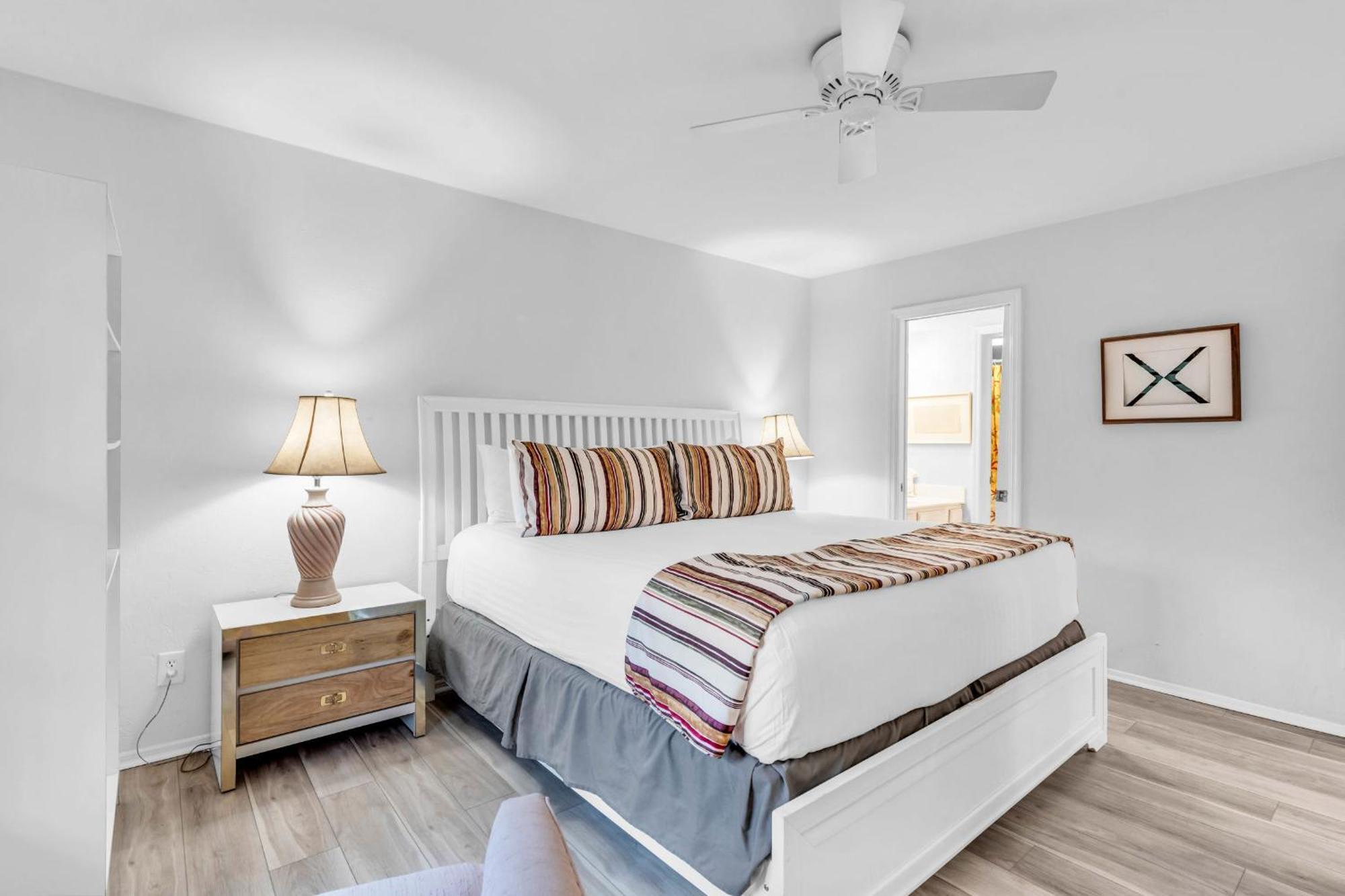 First Floor - Quick Walk To Amenities Holiday home