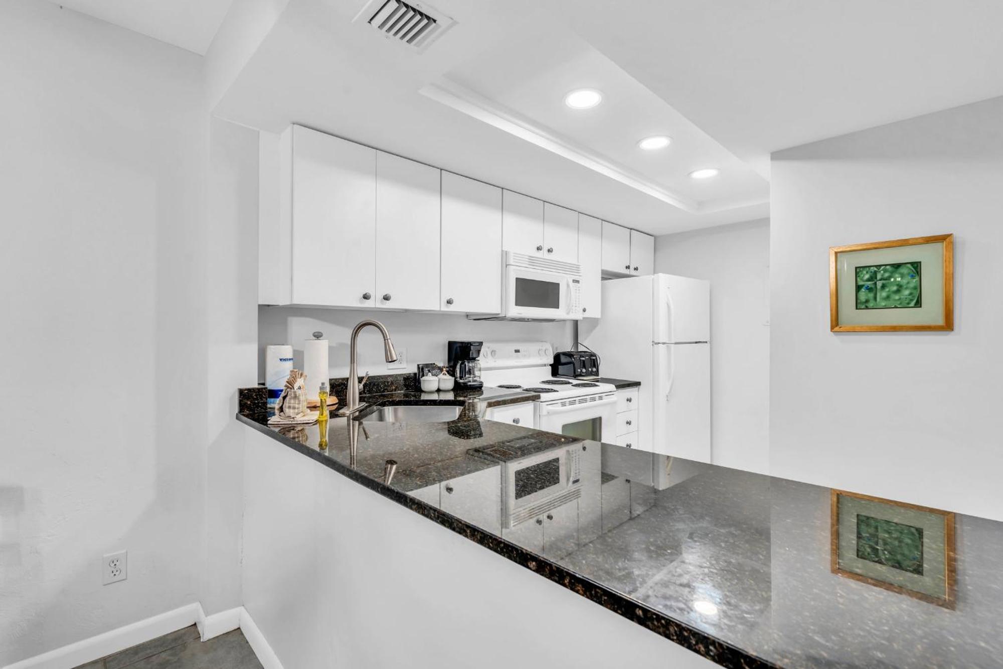 First Floor - Quick Walk To Amenities Naples