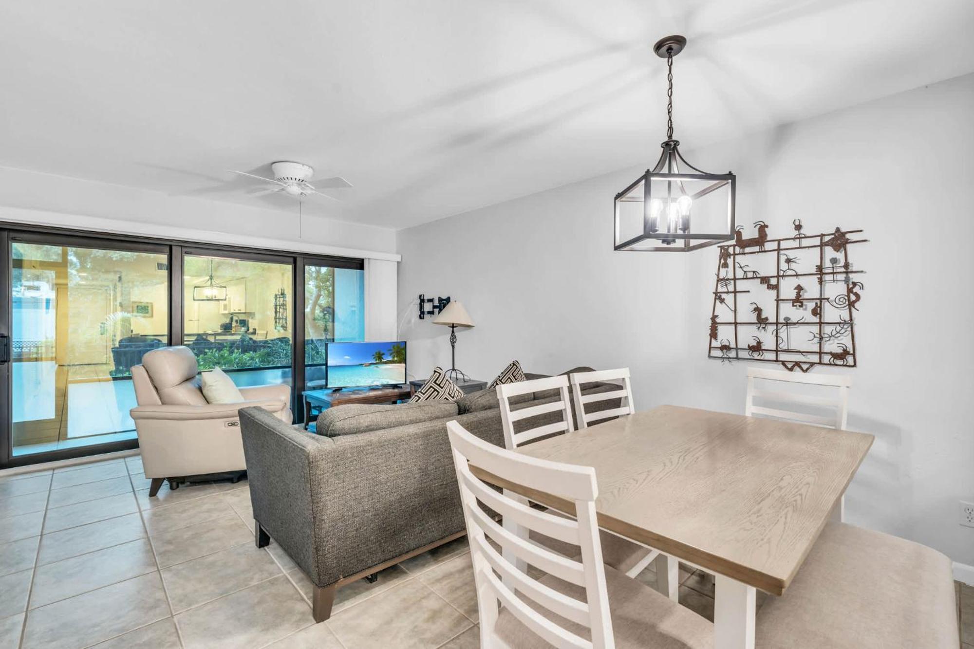 First Floor - Quick Walk To Amenities * Naples