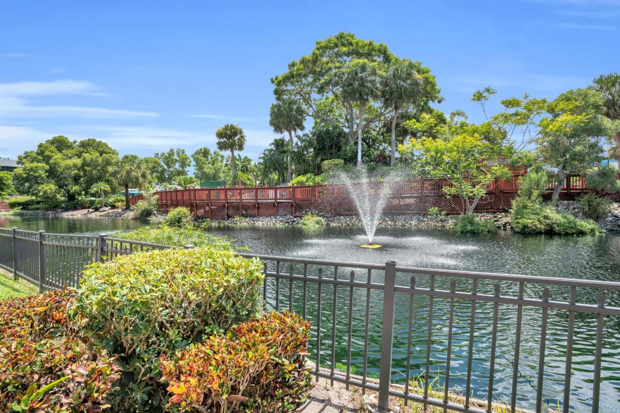 First Floor With And Fountain Views Holiday home Naples