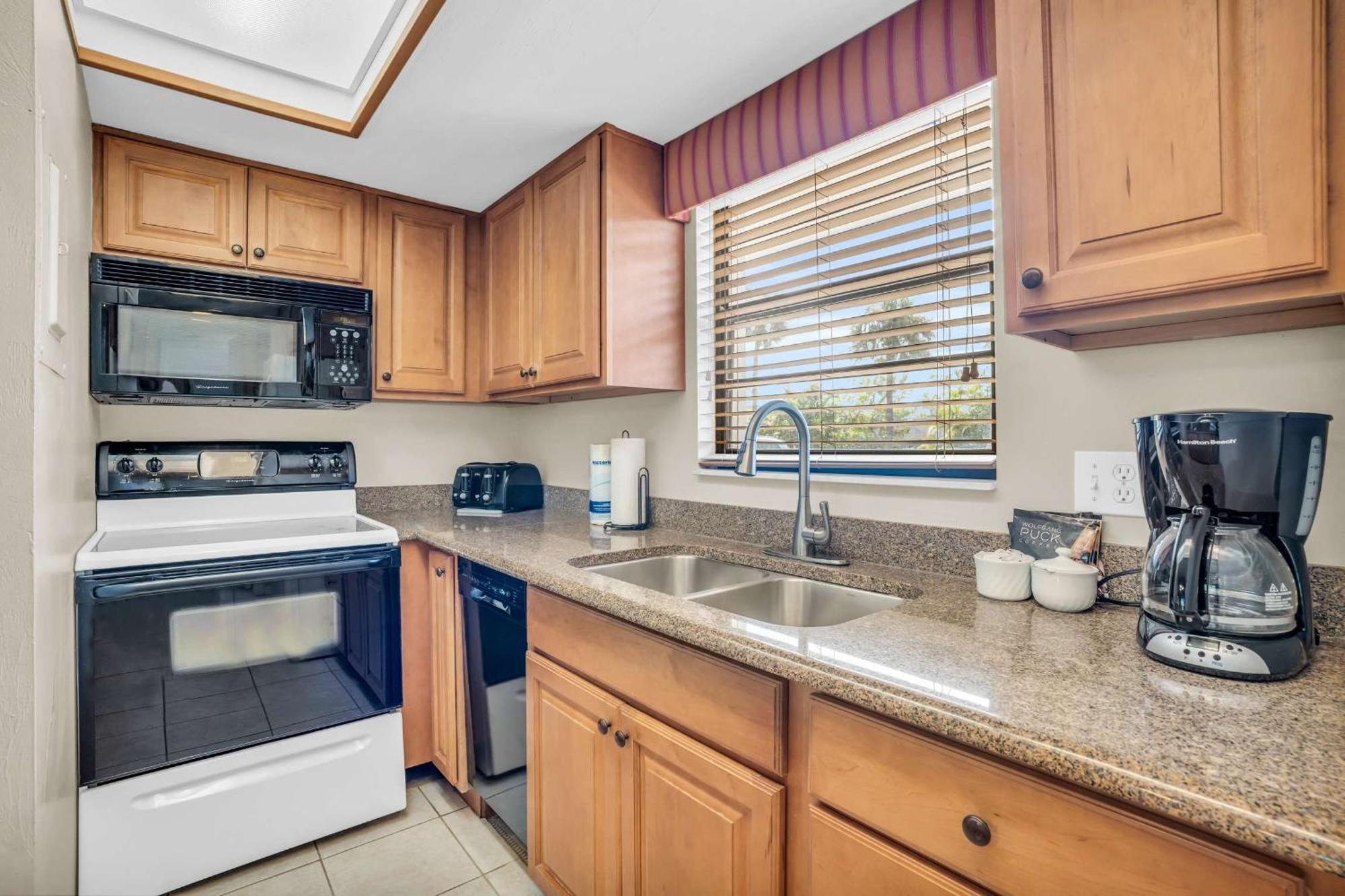 Walk From Lanai To Pool And Holiday home