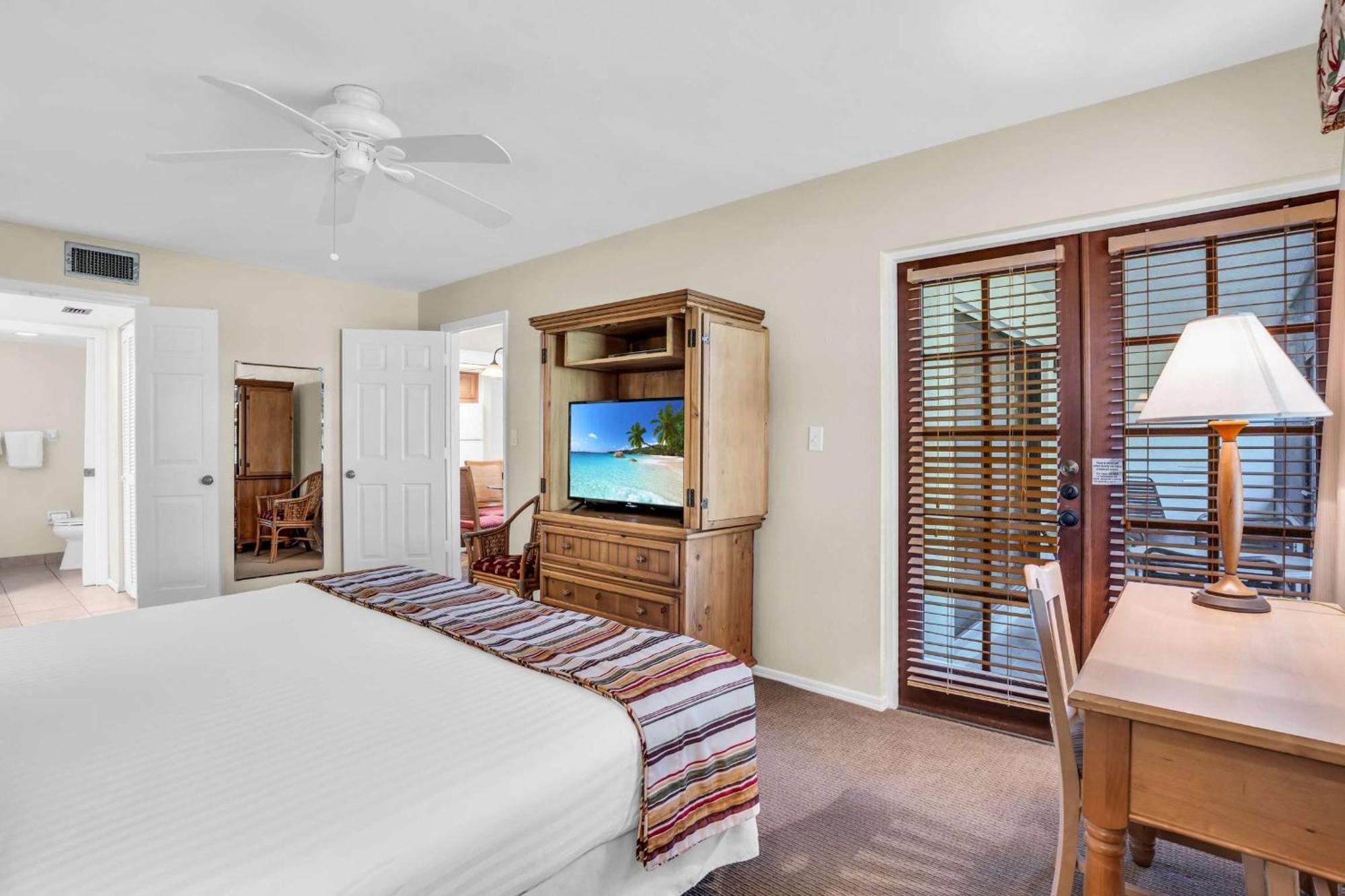 Walk From Lanai To Pool And Holiday home Naples