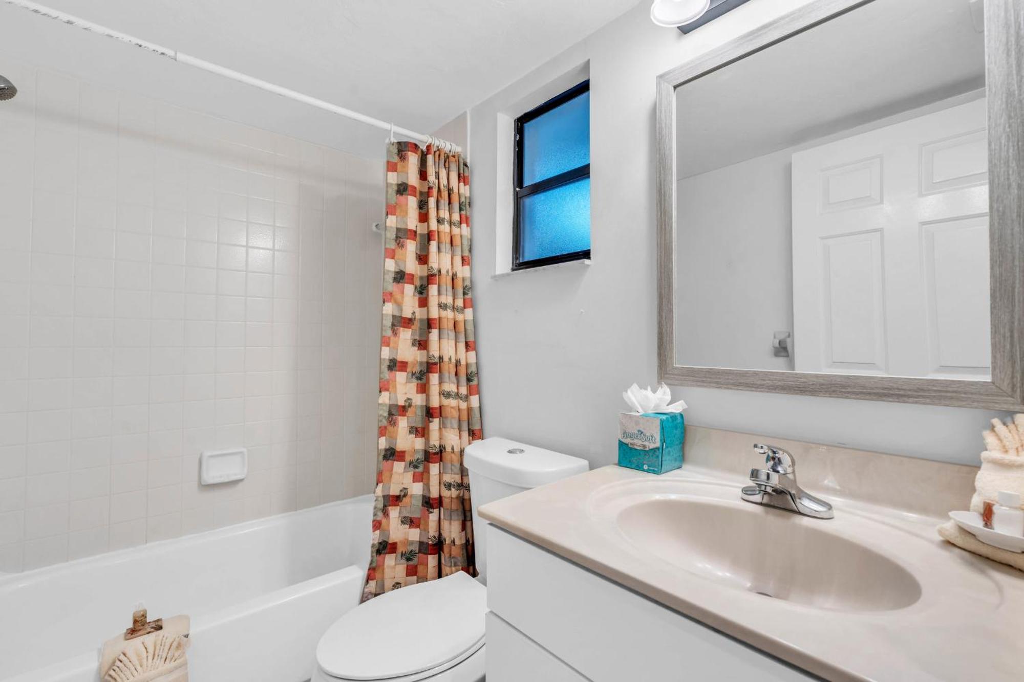 First Floor - Quick Walk To Amenities Holiday home *