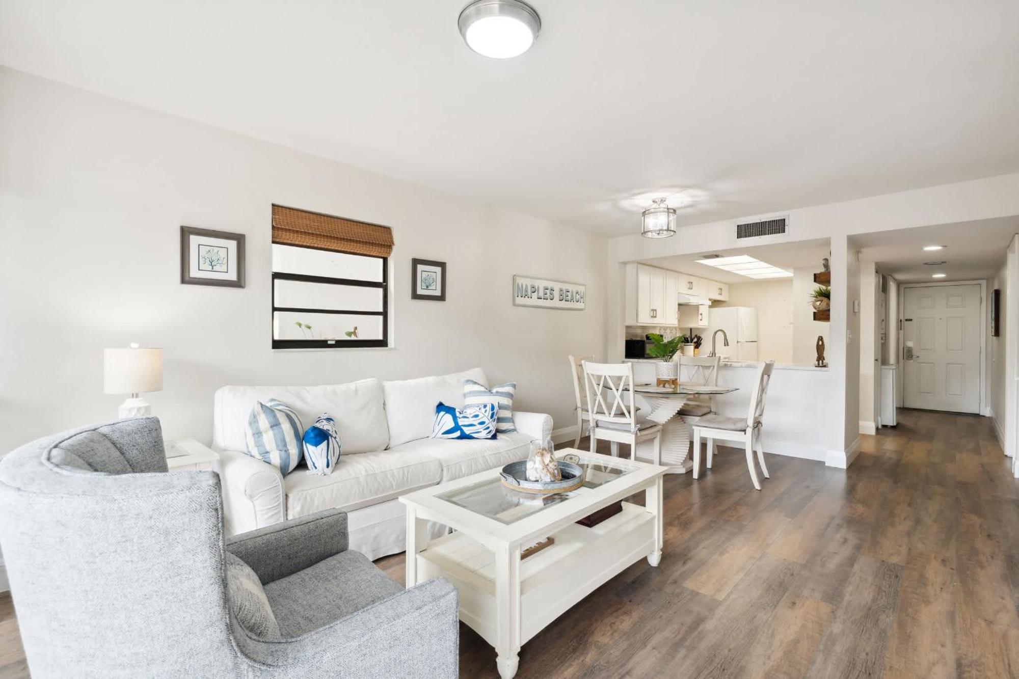 End Unit - Renovated Views And Close To The Lobby * Naples