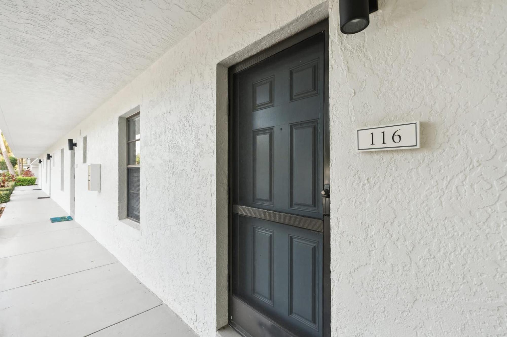 Holiday home End Unit - Renovated Views And Close To The Lobby