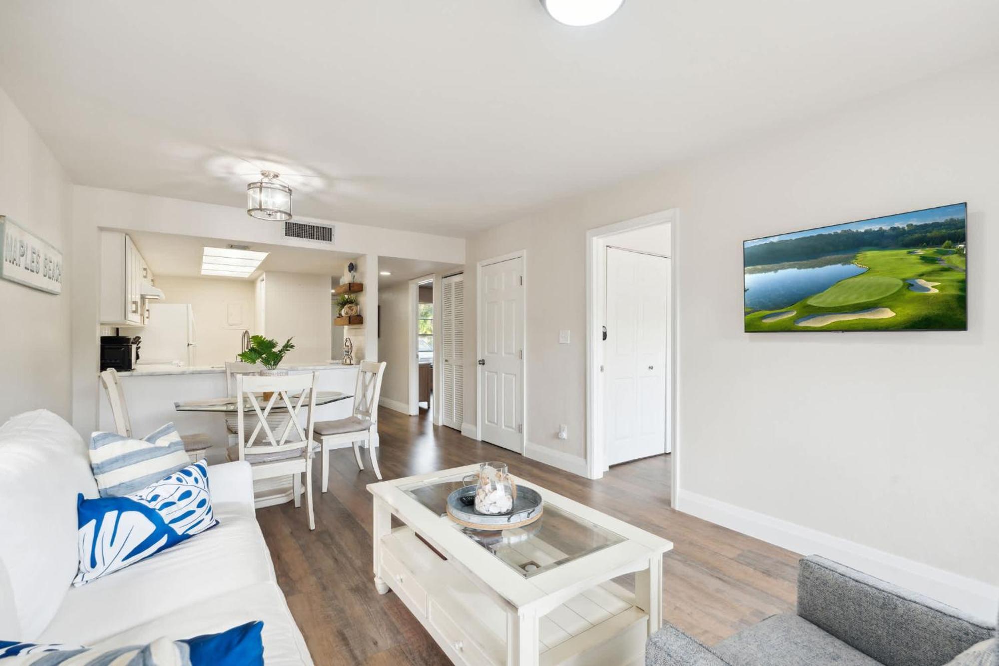End Unit - Renovated Views And Close To The Lobby * Naples