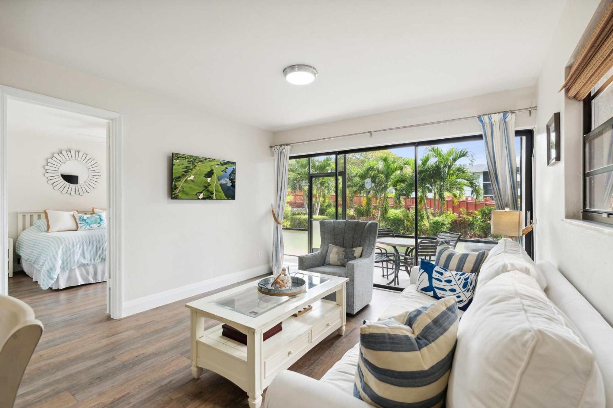 End Unit - Renovated Views And Close To The Lobby Holiday home Naples