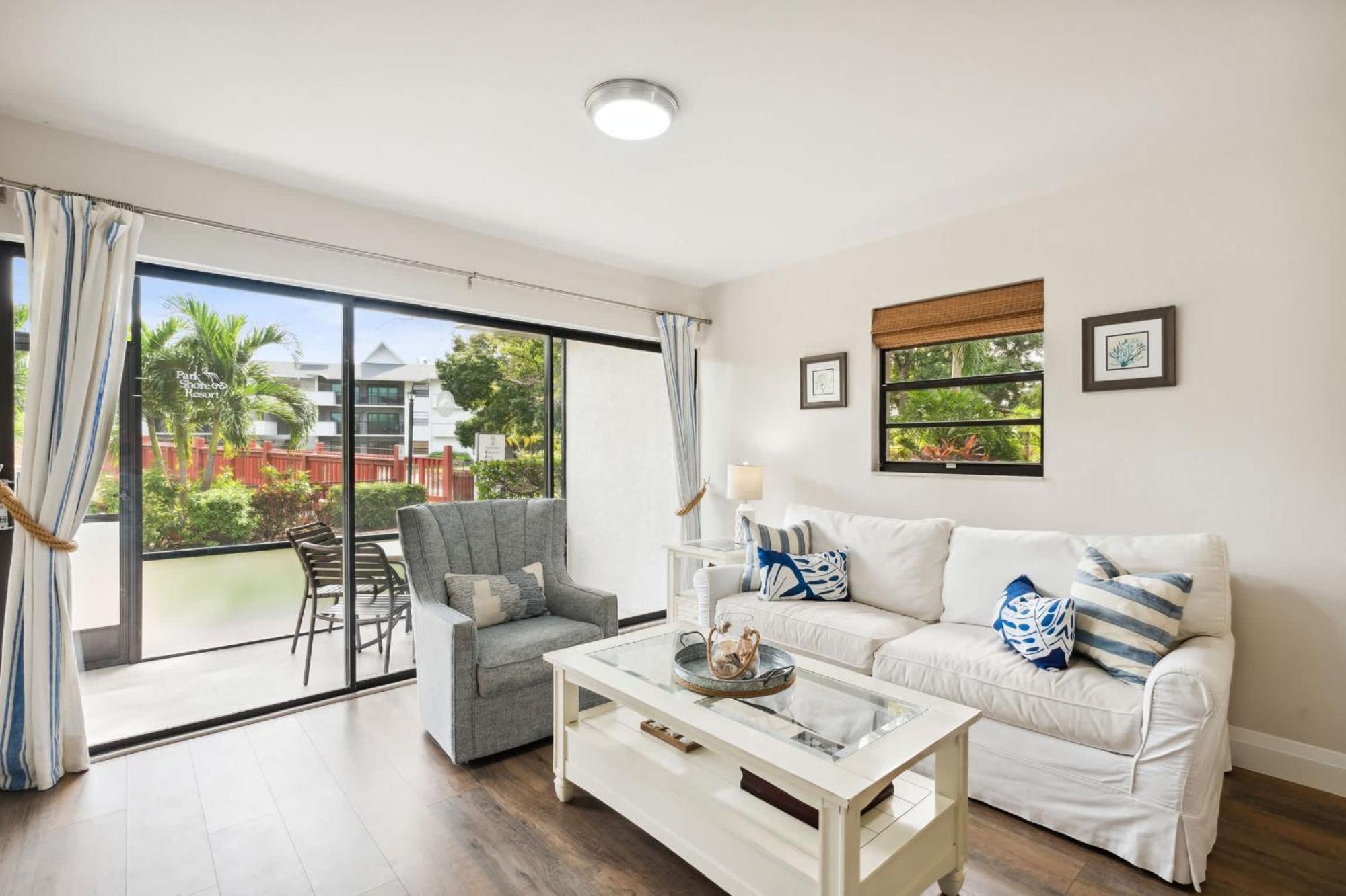 End Unit - Renovated Views And Close To The Lobby Naples