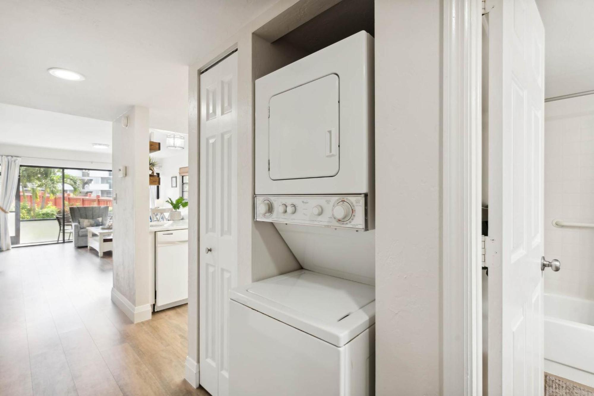 Holiday home End Unit - Renovated Views And Close To The Lobby Naples