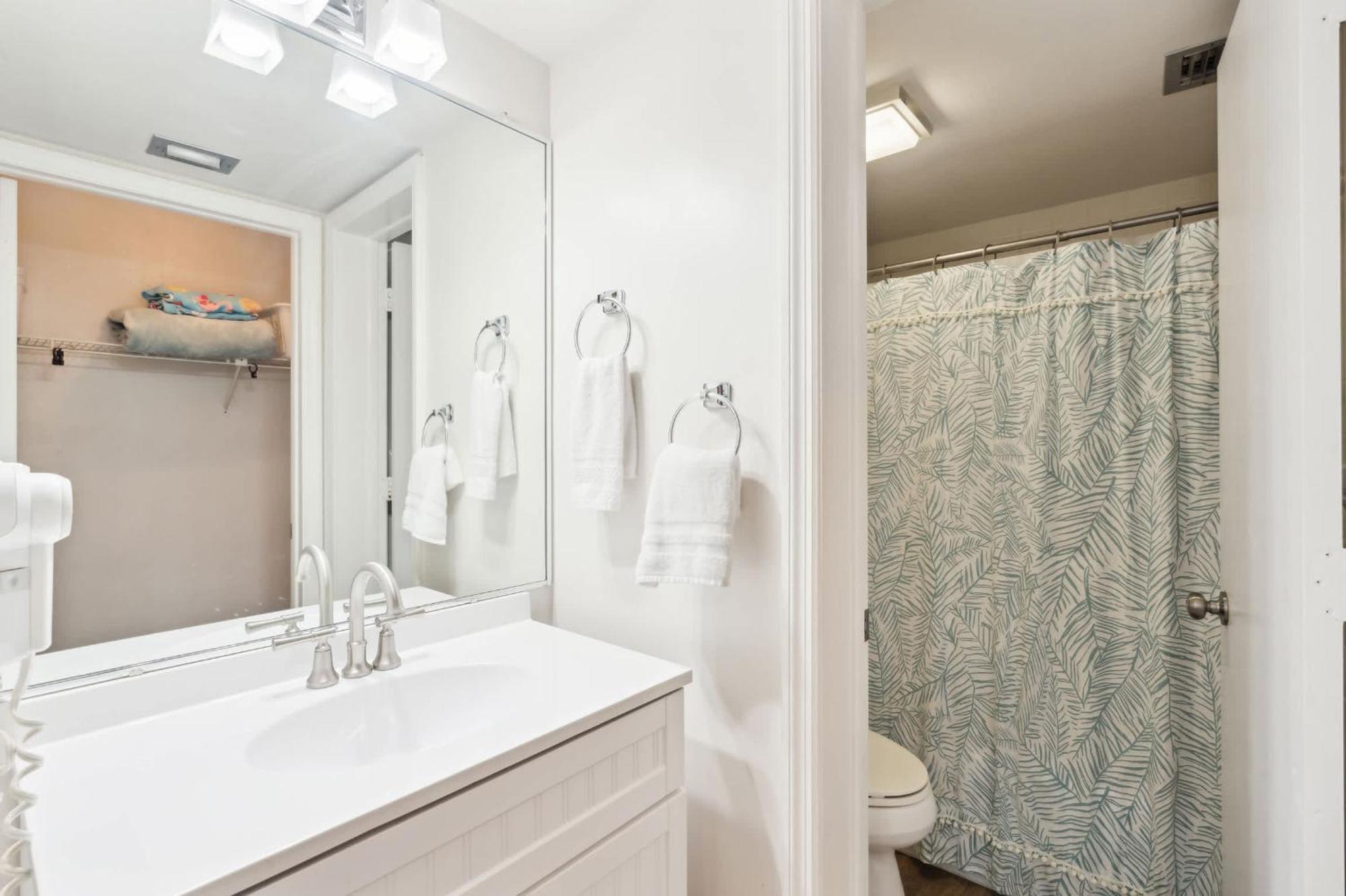 Holiday home End Unit - Renovated Views And Close To The Lobby *