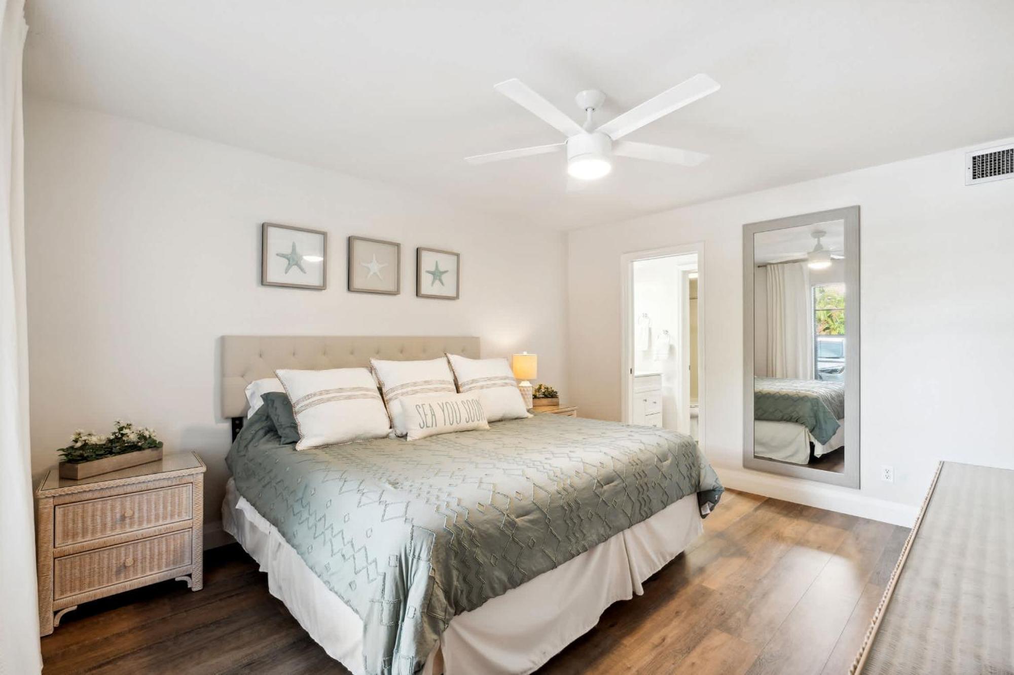 Holiday home End Unit - Renovated Views And Close To The Lobby Naples
