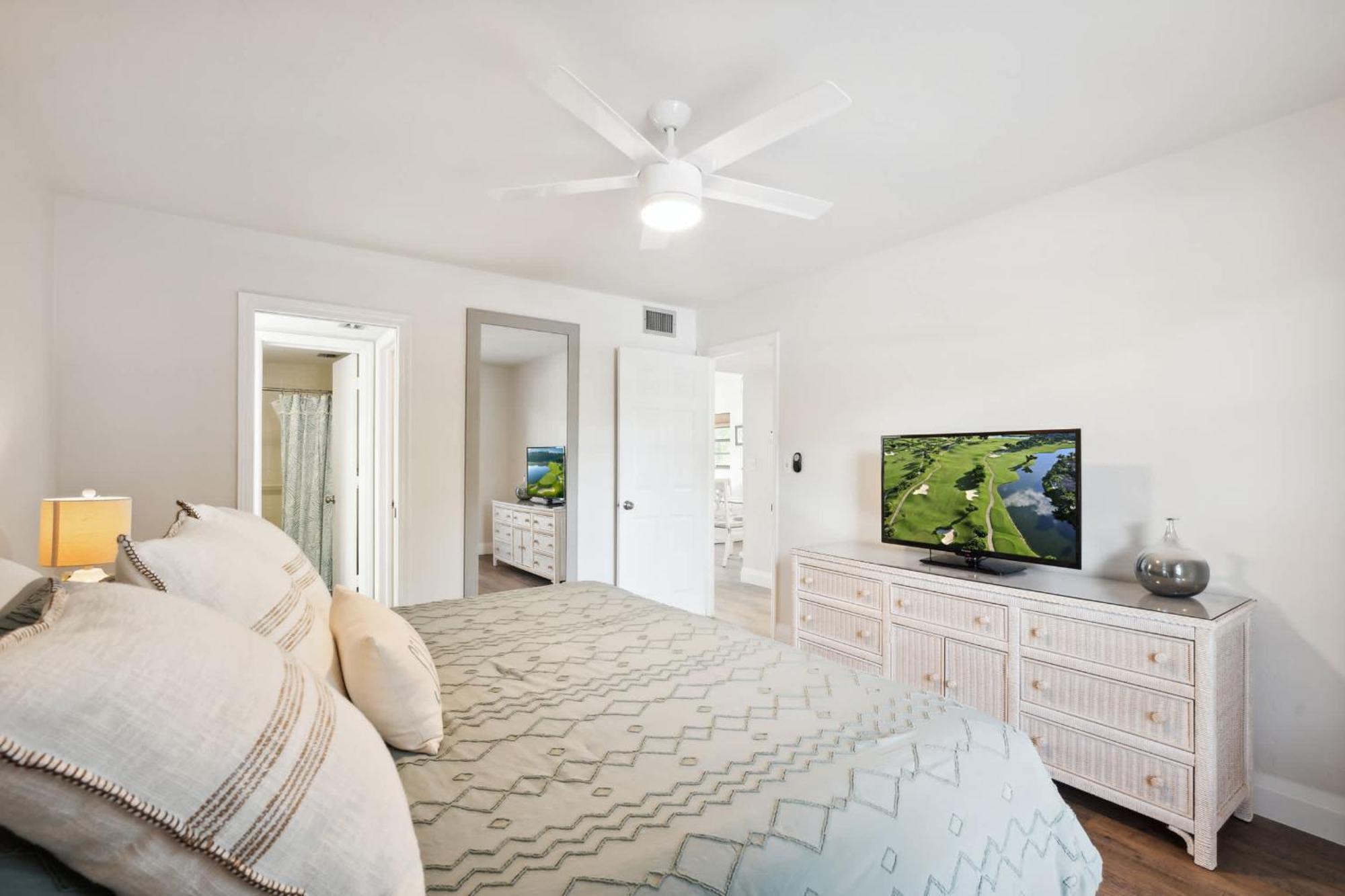 End Unit - Renovated Views And Close To The Lobby *